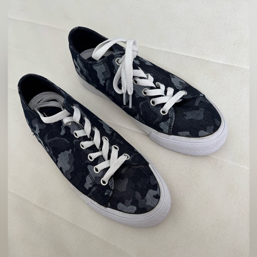 GUESS NWOT Camouflage Low-Top Sneakers with White Laces